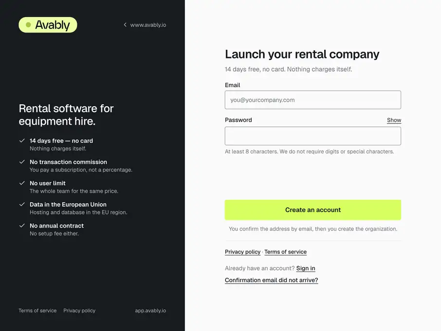 The Avably sign-up screen: trial benefits, email and password fields, and the account creation button (demonstration data).